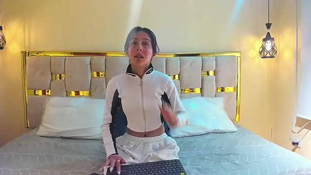 Snapshot of ling_ling24 chatting on 10-09-25, 03:04 ling ling24 online show from 10-09-25, 03:04