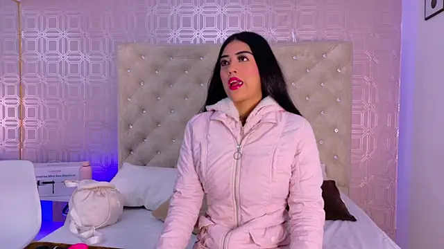 Snapshot of Mia-Monroe chatting on 01-17-26, 03:00 Mia-Monroe online show from 01-17-26, 03:00