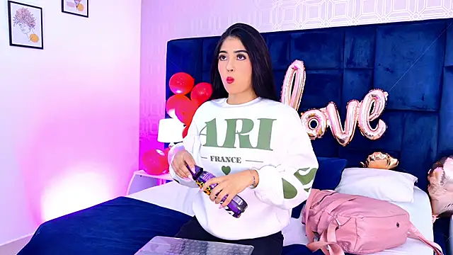 Snapshot of Mia-Monroe chatting on 02-17-26, 12:34 Mia-Monroe online show from 02-17-26, 12:34