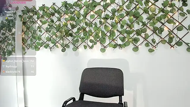 Snapshot of Madeleine__w chatting on 03-20-25, 05:04 Madeleine w online show from 03-20-25, 05:04
