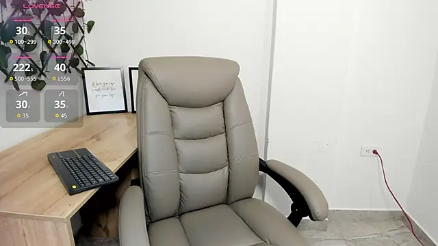 Madeleine  w online show from 11-04-25, 12:32