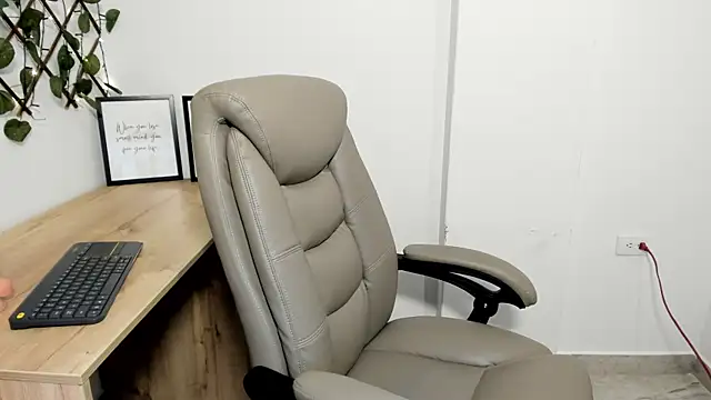 Madeleine  w online show from 11-11-25, 12:10