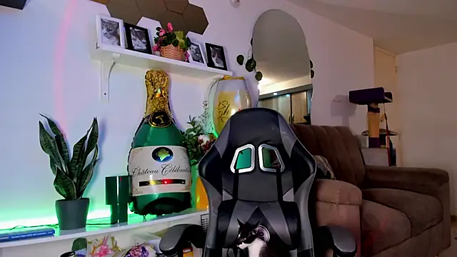 evy orange1 online show from 03-18-26, 12:58