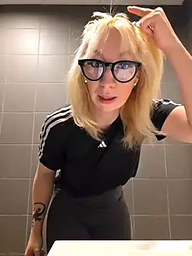 Snapshot of Giuliana_baby chatting on 02-12-25, 10:24 Giuliana baby online show from 02-12-25, 10:24