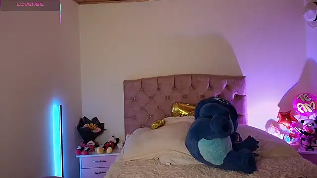 Snapshot of miaa_saenz1 chatting on 10-31-25, 04:24 miaa saenz1 online show from 10-31-25, 04:24