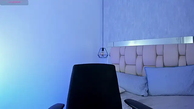 Snapshot of Roxie-Summers11 chatting on 02-20-25, 02:18 Roxie-Summers11 online show from 02-20-25, 02:18