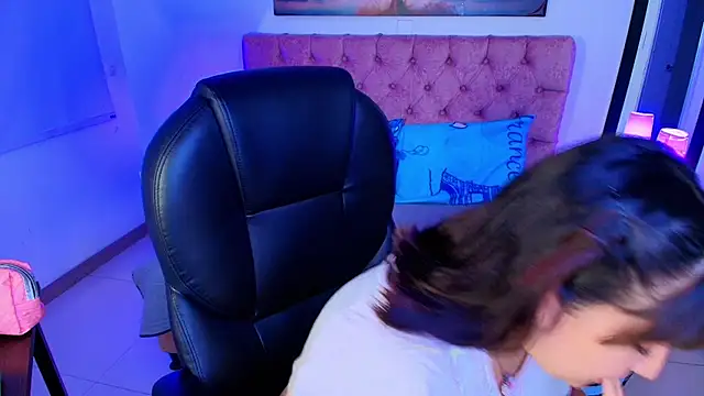 Snapshot of Emma_monserrat chatting on 11-21-25, 08:29 Emma monserrat online show from 11-21-25, 08:29