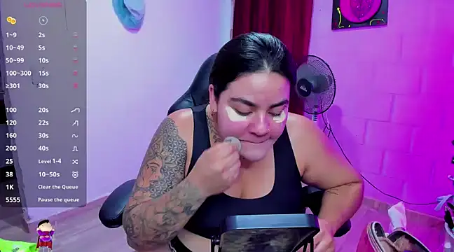 Snapshot of Sharon_hils chatting on 12-20-24, 08:23 Sharon hils online show from 12-20-24, 08:23