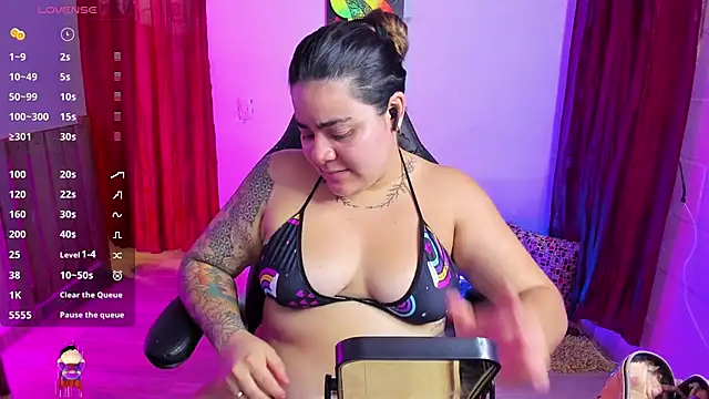 Snapshot of Sharon_hils chatting on 01-13-25, 07:10 Sharon hils online show from 01-13-25, 07:10