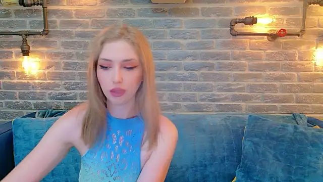 Snapshot of LisaCaprice chatting on 06-23-26, 03:59 LisaCaprice online show from 06-23-26, 03:59