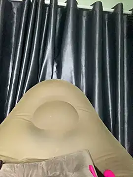 Snapshot of Ly_Coca24 chatting on 01-21-25, 05:20 Ly Coca24 online show from 01-21-25, 05:20