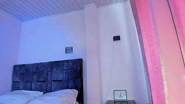 Snapshot of kitty_myers chatting on 10-31-25, 02:18 kitty myers online show from 10-31-25, 02:18