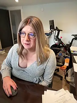 Snapshot of BookBabe27 chatting on 01-08-25, 04:33 BookBabe27 online show from 01-08-25, 04:33