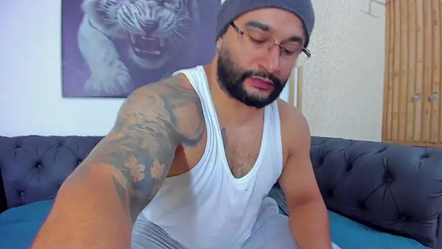 Snapshot of Luke__09 chatting on 02-28-25, 11:47 Luke 09 online show from 02-28-25, 11:47