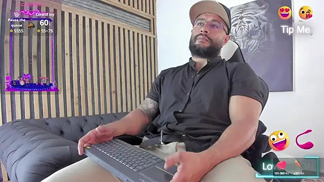 Snapshot of Luke__09 chatting on 03-18-25, 12:14 Luke 09 online show from 03-18-25, 12:14