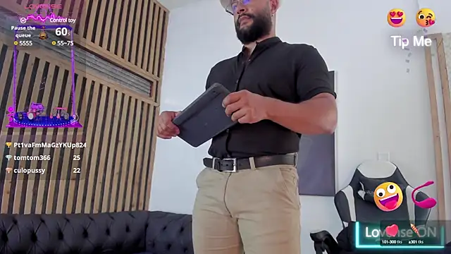 Snapshot of Luke__09 chatting on 03-18-25, 03:31 Luke 09 online show from 03-18-25, 03:31