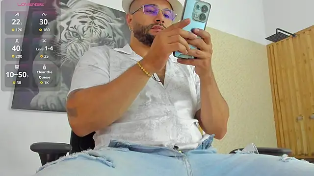 Snapshot of Luke__09 chatting on 09-10-25, 11:10 Luke 09 online show from 09-10-25, 11:10