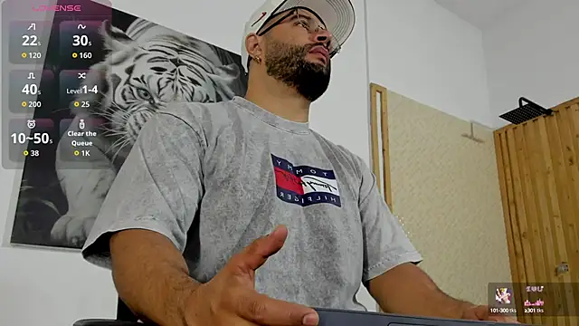 Snapshot of Luke__09 chatting on 09-11-25, 11:43 Luke 09 online show from 09-11-25, 11:43