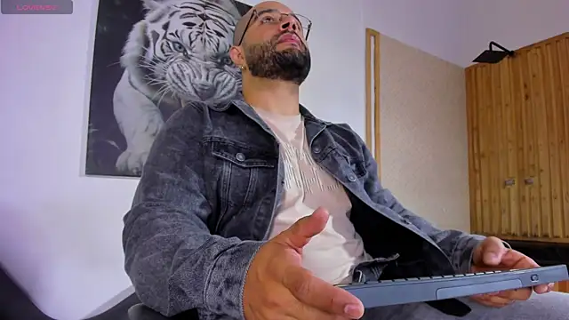 Snapshot of Luke__09 chatting on 09-12-25, 11:43 Luke 09 online show from 09-12-25, 11:43