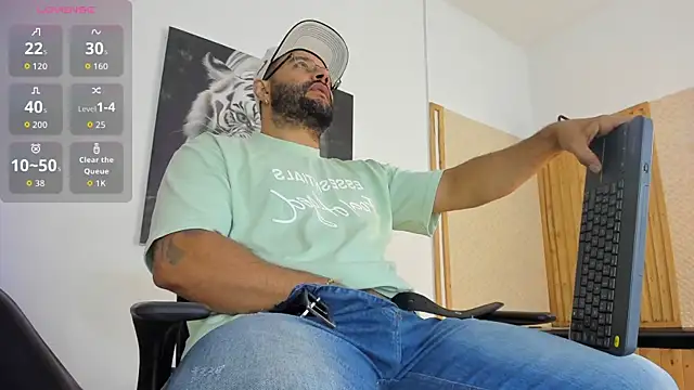 Snapshot of Luke__09 chatting on 09-30-25, 11:04 Luke 09 online show from 09-30-25, 11:04