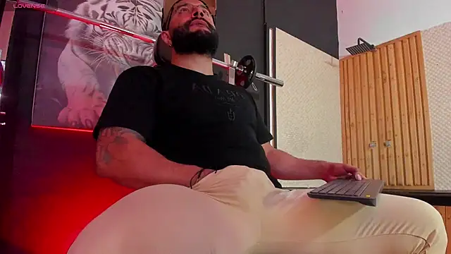 Snapshot of Luke__09 chatting on 10-25-25, 11:40 Luke 09 online show from 10-25-25, 11:40