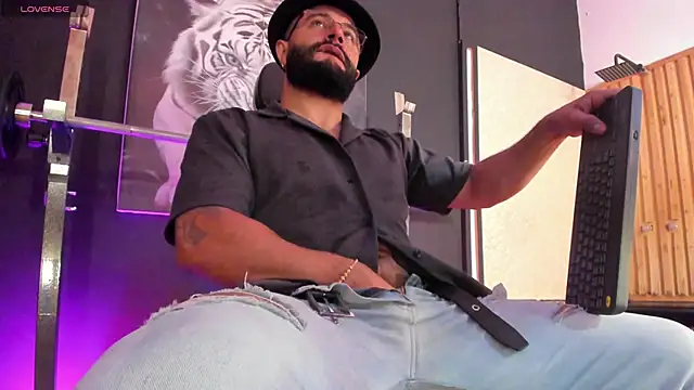 Snapshot of Luke__09 chatting on 10-27-25, 11:47 Luke 09 online show from 10-27-25, 11:47