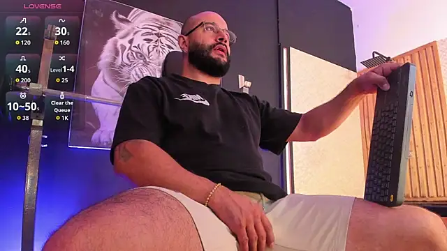 Snapshot of Luke__09 chatting on 10-28-25, 11:14 Luke 09 online show from 10-28-25, 11:14