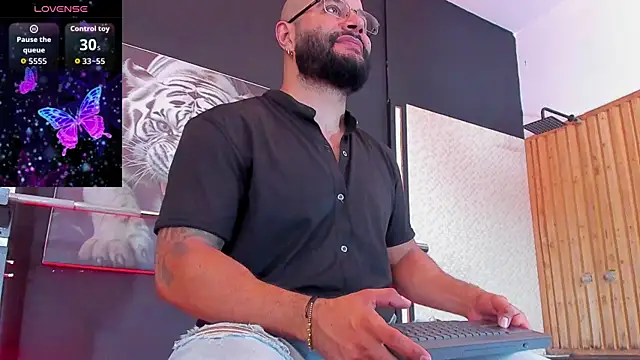 Snapshot of Luke__09 chatting on 11-02-25, 11:23 Luke 09 online show from 11-02-25, 11:23