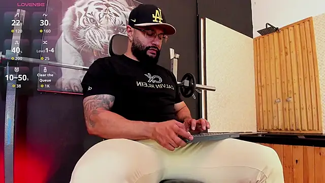 Snapshot of Luke__09 chatting on 11-17-25, 11:27 Luke 09 online show from 11-17-25, 11:27