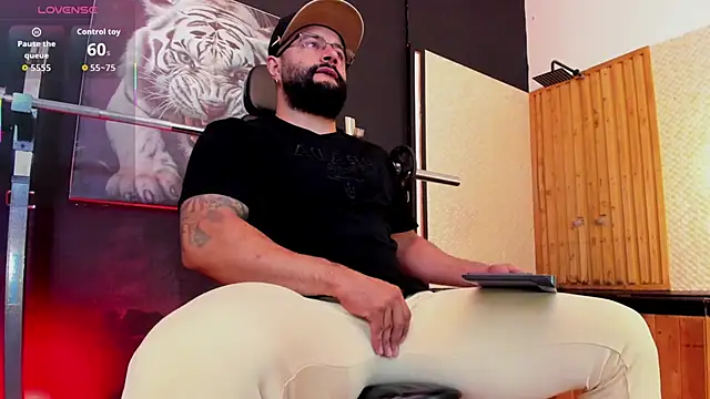 Snapshot of Luke__09 chatting on 11-25-25, 11:32 Luke 09 online show from 11-25-25, 11:32