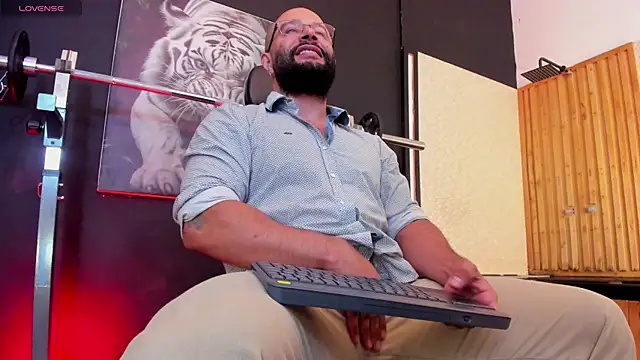 Snapshot of Luke__09 chatting on 11-28-25, 11:13 Luke 09 online show from 11-28-25, 11:13