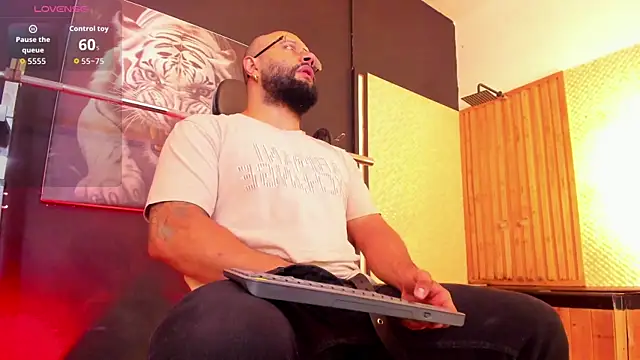 Snapshot of Luke__09 chatting on 11-30-25, 11:14 Luke 09 online show from 11-30-25, 11:14