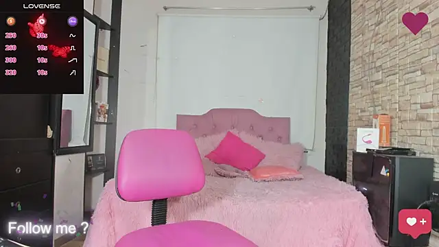 Snapshot of kitty_queen10 chatting on 12-18-24, 06:43 kitty queen10 online show from 12-18-24, 06:43