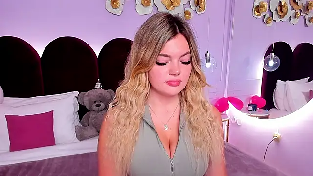 ZaraBloom online show from 11-18-25, 03:23