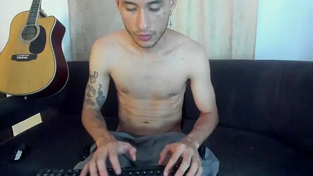 Snapshot of Henrikk_senn chatting on 10-27-25, 03:21 Henrikk senn online show from 10-27-25, 03:21