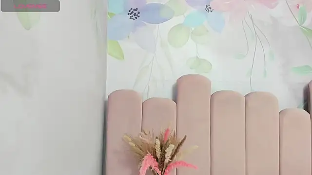 Snapshot of Annie_Cute18_ chatting on 03-21-25, 04:06 Annie Cute18 online show from 03-21-25, 04:06