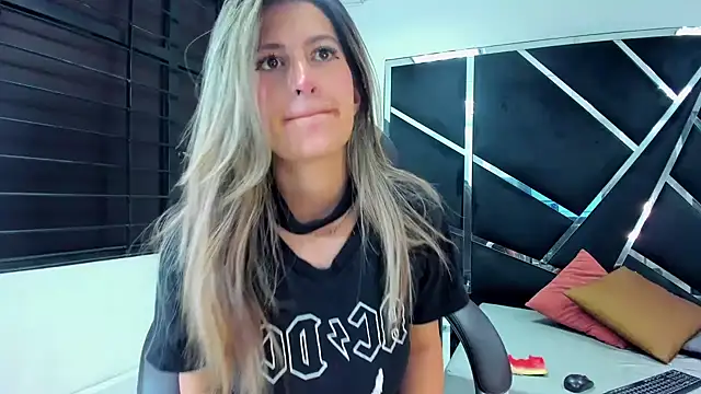 GiaRoussel online show from 09-29-25, 04:12