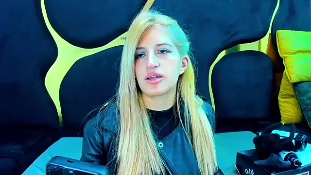 Snapshot of GiaRoussel chatting on 12-19-25, 03:08 GiaRoussel online show from 12-19-25, 03:08