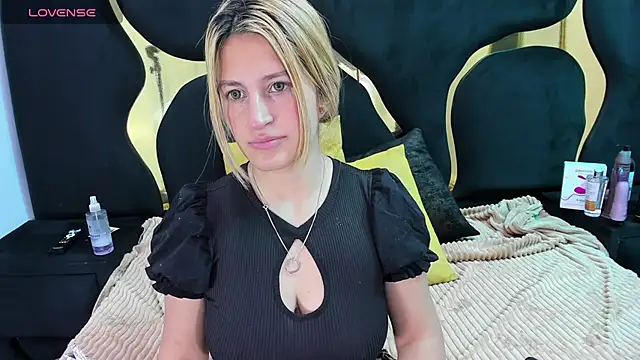 Snapshot of GiaRoussel chatting on 02-25-26, 05:00 GiaRoussel online show from 02-25-26, 05:00