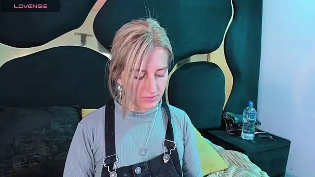 Snapshot of GiaRoussel chatting on 03-03-26, 04:02 GiaRoussel online show from 03-03-26, 04:02