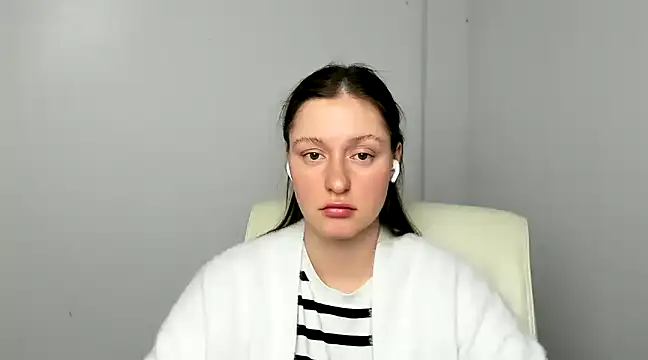 Snapshot of Fantasy_July chatting on 02-08-25, 12:39 Fantasy July online show from 02-08-25, 12:39