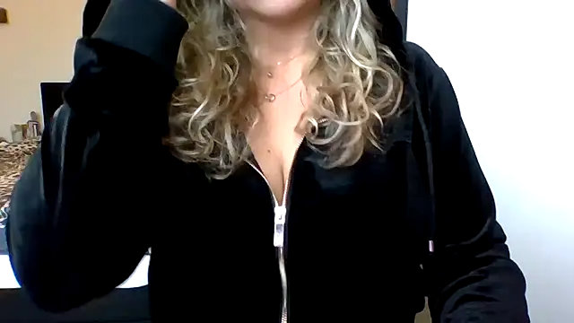 Snapshot of JenniLowen chatting on 01-17-25, 09:06 JenniLowen online show from 01-17-25, 09:06