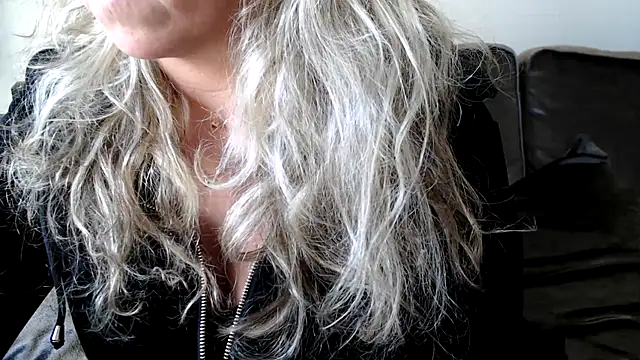 Snapshot of JenniLowen chatting on 03-06-25, 03:13 JenniLowen online show from 03-06-25, 03:13