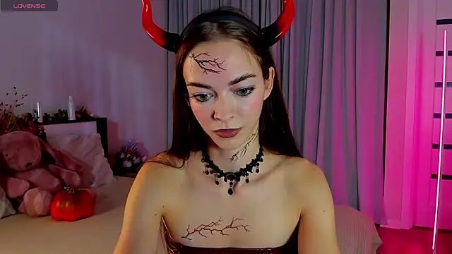 Undertheskin online show from 10-31-25, 01:12