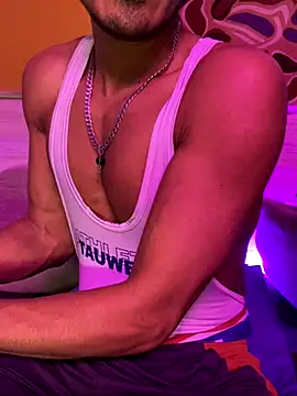 Snapshot of thesummerboy chatting on 12-04-24, 11:30 thesummerboy online show from 12-04-24, 11:30