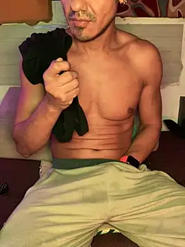 Snapshot of thesummerboy chatting on 12-21-24, 04:36 thesummerboy online show from 12-21-24, 04:36