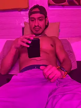 Snapshot of thesummerboy chatting on 12-25-24, 07:14 thesummerboy online show from 12-25-24, 07:14