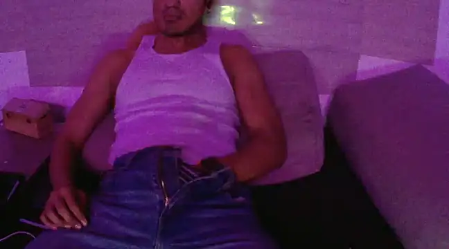 Snapshot of thesummerboy chatting on 01-14-25, 11:42 thesummerboy online show from 01-14-25, 11:42