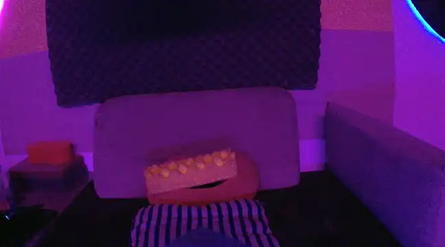 Snapshot of thesummerboy chatting on 01-23-25, 11:15 thesummerboy online show from 01-23-25, 11:15