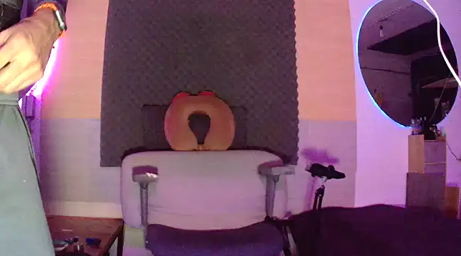 Snapshot of thesummerboy chatting on 02-06-25, 03:16 thesummerboy online show from 02-06-25, 03:16